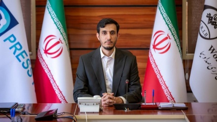 خبرنگار در نقطه تلاقی واقعیت و افکار عمومی ایستاده است